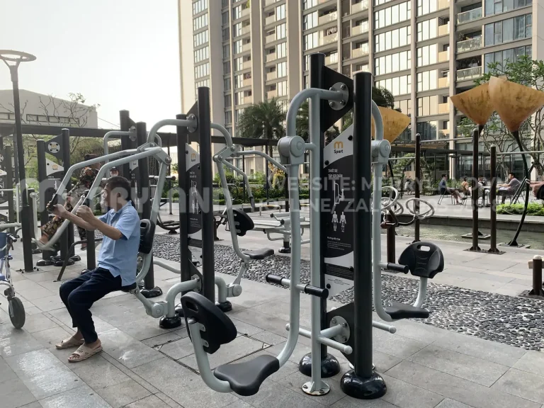Người lớn tuổi tập luyện trên thiết bị đẩy ngực ngoài trời tại khu thể thao Vinhomes Metropolis Hanoi