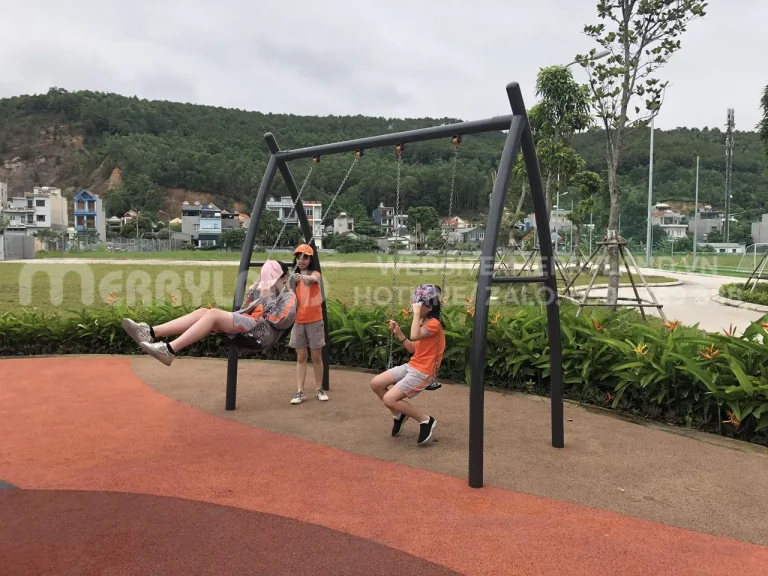 xích đu cao cấp cho Sân chơi Trường Quốc tế SIS Hạ Long