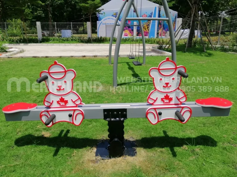 bập bênh hình con gấu biểu tượng của trường mầm non Maple Bear Celadon