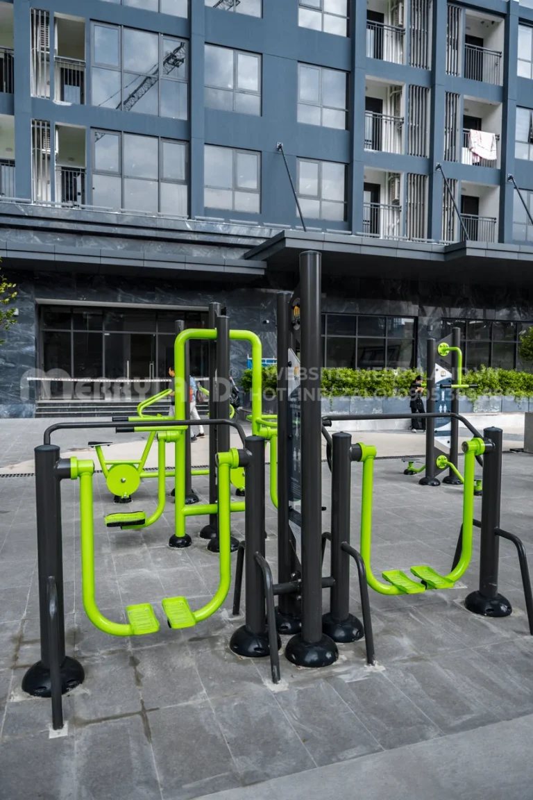 thiết bị đi bộ trên không có biển thông tin