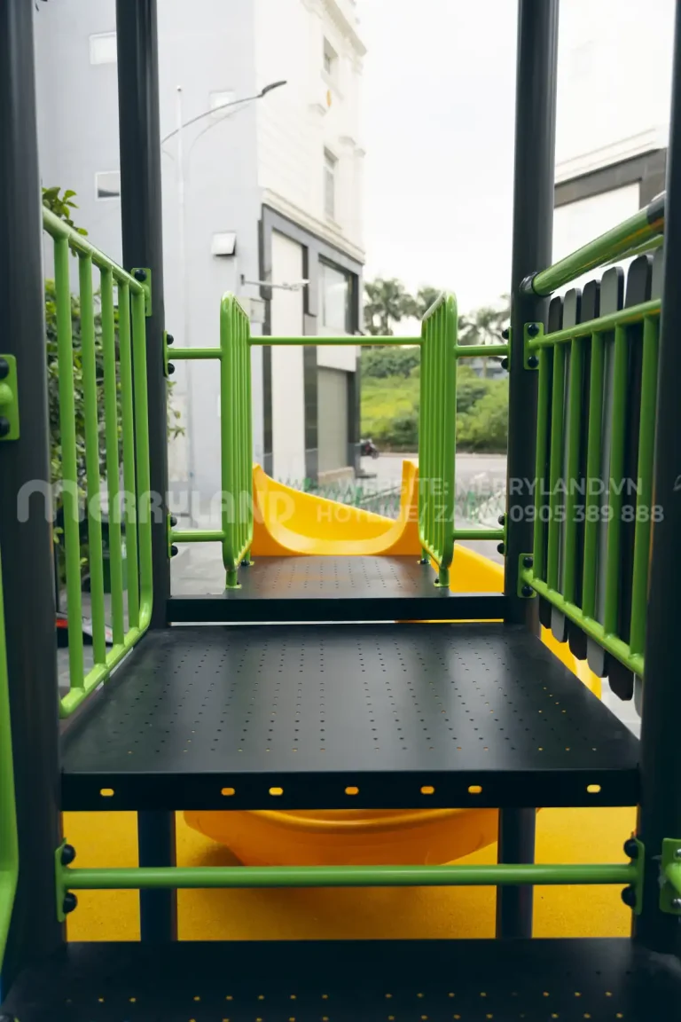 sàn chơi cho trẻ em trên cầu trượt liên hoàn