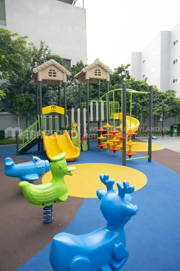 sân chơi với cầu trượt liên hoàn và thú nhún lò xo