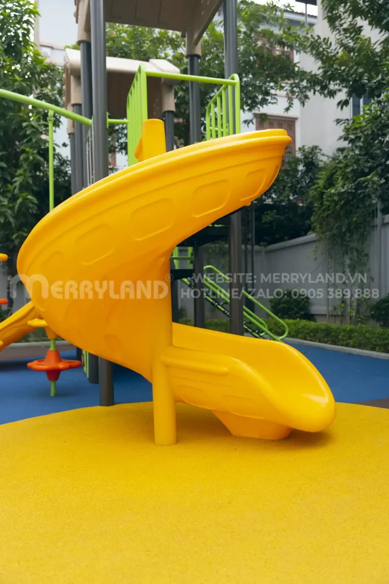 cầu trượt xoắn màu vàng