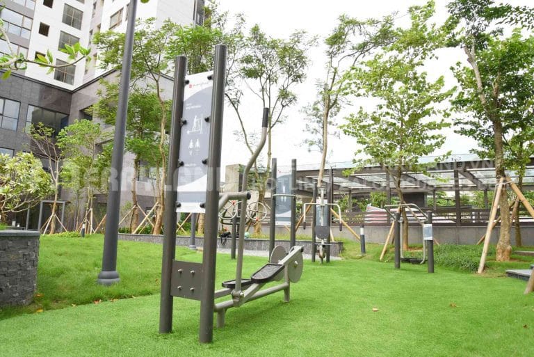 thiết bị thể thao có biển thông tin