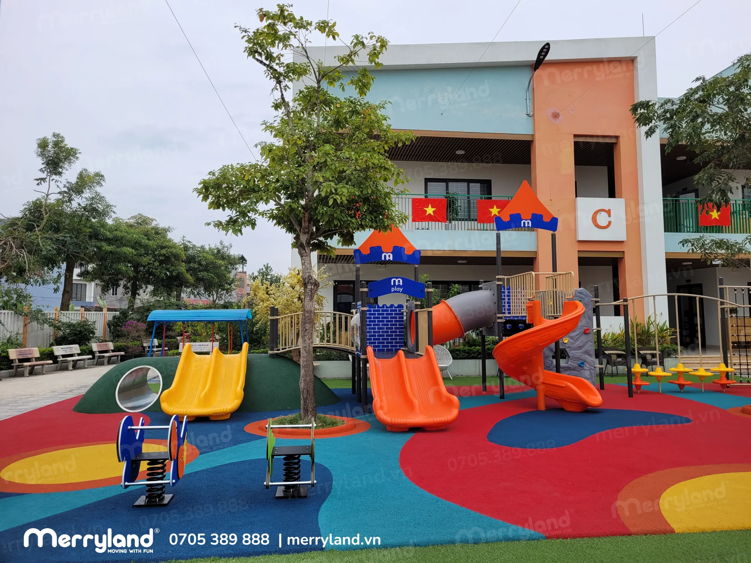 Thú nhún lò xo thường được kết hợp cùng Cầu trượt mầm non để tạo khu vui chơi vận động hoàn chỉnh cho trẻ.