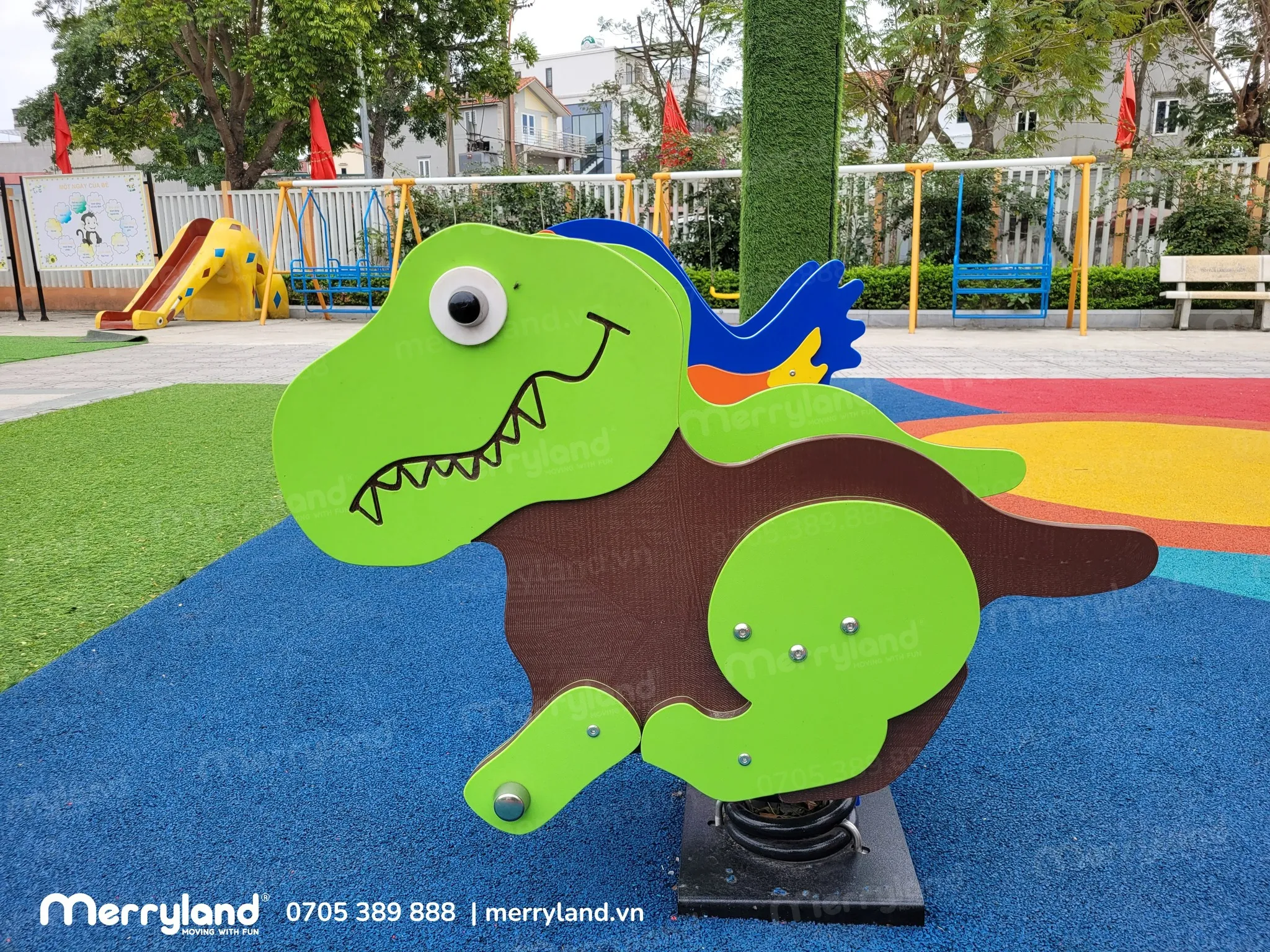 Thú nhún lò xo hình con khủng long tại trường mầm non - Ảnh: Đồ Chơi Merryland