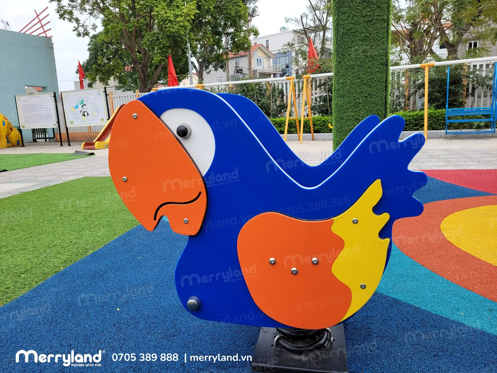 Thú nhún lò xo hình con vẹt tại trường mầm non - Ảnh: Đồ Chơi Merryland