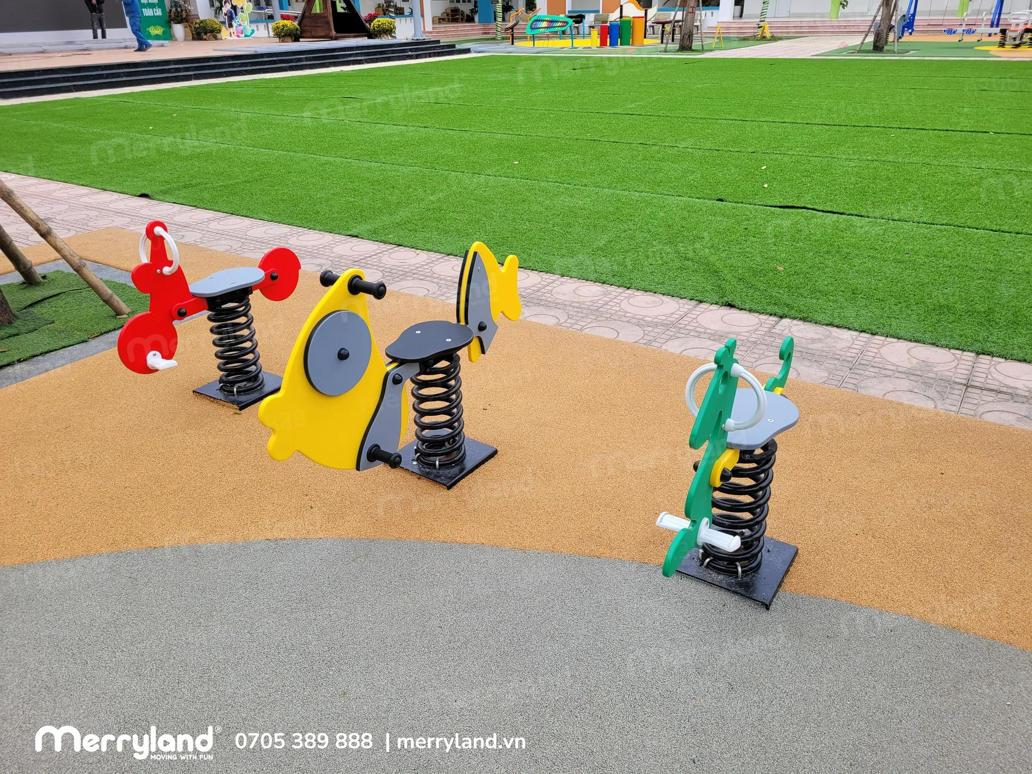 Thú nhún lò xo ngoài trời - Hàng Merryland sản xuất bằng nhựa HDPE và lò xo sơn tĩnh điện đạt chuẩn TT32/2012 - Ảnh: Đồ Chơi Merryland